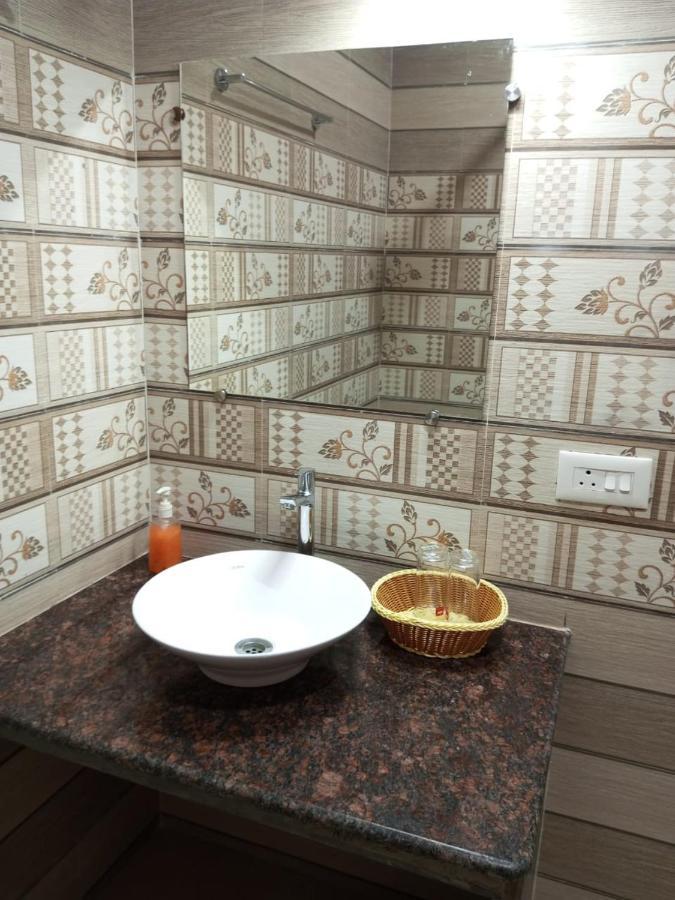 Silver Waves And Resorts Hotel Morjim